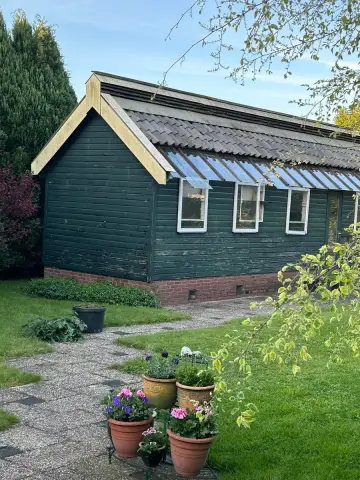 Het oude hok in Giesbeek raakt in verval. Gisteren zou mijn vader 90 zijn geworden. Veel van hem geleerd over de duiven.