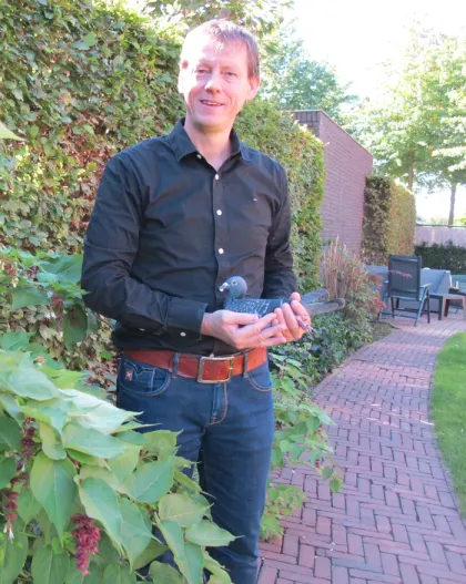 Henk Berends jr. met een van de duiven